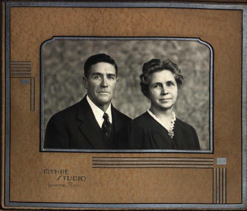 25th Anniversary picture of Walter and Merbe Leslie.